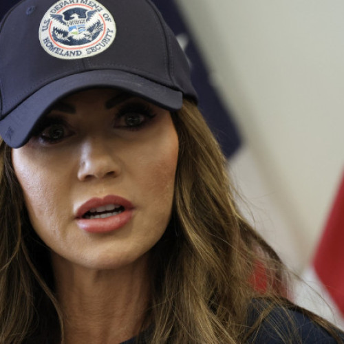 Kristi Noem, secretar pentru securitate internă, a fost transportată de urgență la spital din Washington DC, după ce a avut o reacție alergică, anunță Departamentul pentru Securitate Internă. Potrivit purtătoarei de cuvânt a DHS, Tricia McLaughlin, "Secretarul Noem a avut o reacție alergică astăzi. Ea a fost transportată la spital din prudenta. Ea este alertă și se recuperează." Nu au fost furnizate alte detalii despre situație.