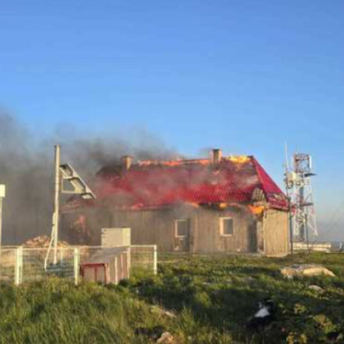 Incendiu pe Vârful Vlădeasa: cabana și stația meteo, cuprinse de flăcări. Pompierii încearcă să protejeze rezervorul de combustibil