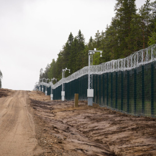 Finlanda închide cu gard înalt de aproape 5 metri încă un tronson al frontierei cu Rusia