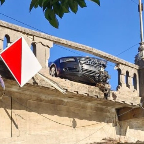 O maşină a rupt balustrada şi a fost aproape de a cădea în râul Bega de pe un pod din centrul Timișoarei