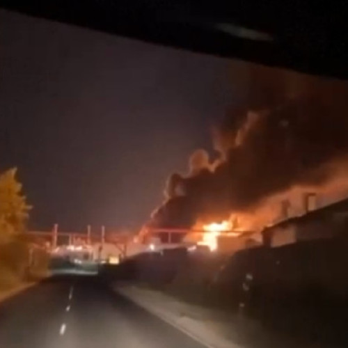 Video Incendiu la o rafinărie de petrol din orașul rusesc Saratov, după un atac cu drone lansat de ucraineni. Un om a murit
