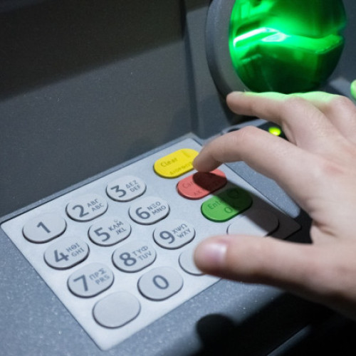 Băncile din Grecia renunţă la comisioanele pentru retragerile de numerar de la ATM-uri pentru deținătorii eleni de carduri