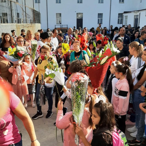 Începe oficial școala, între nesiguranță și tensiuni dintre sindicate și Guvern