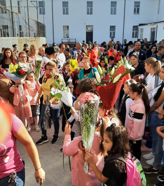 Începe oficial școala, între nesiguranță și tensiuni dintre sindicate și Guvern