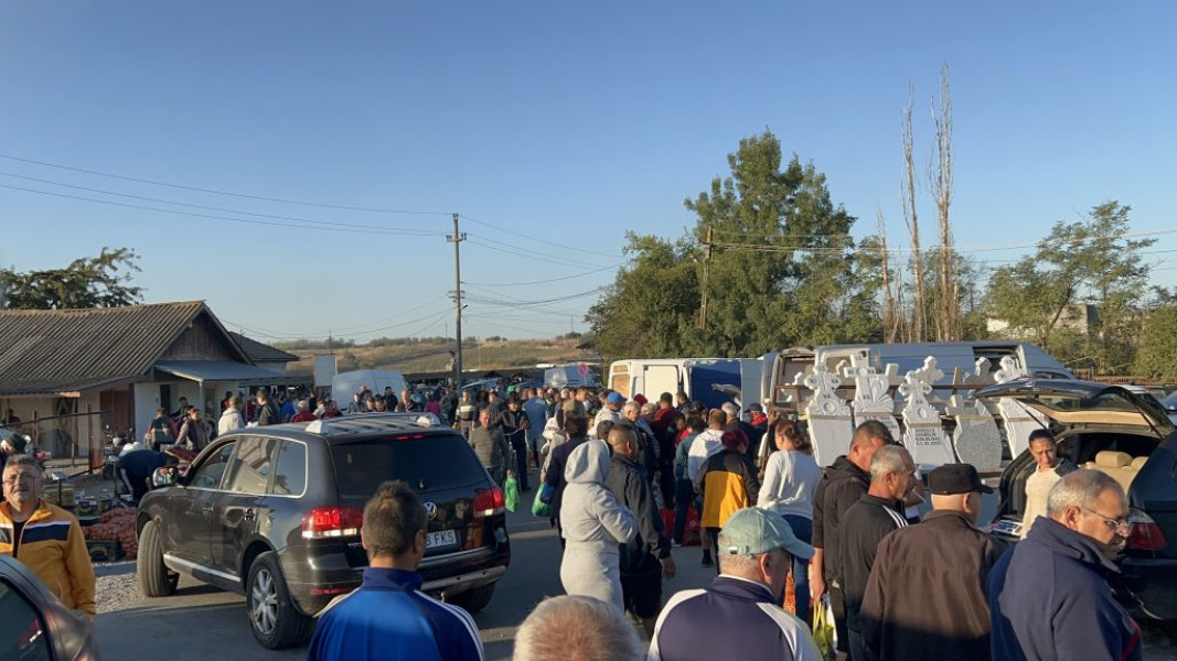 Târgul din Smârdioasa prinde viață cu zorii, adunând oameni și povești