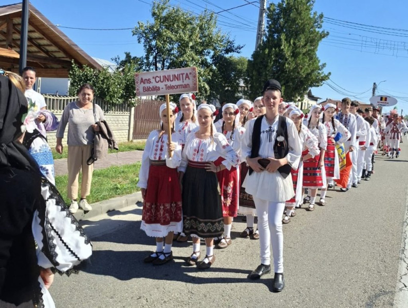 Ansamblul Cununița Băbăița a încântat la Festivalul „Coborâtul Oilor de la Munte”