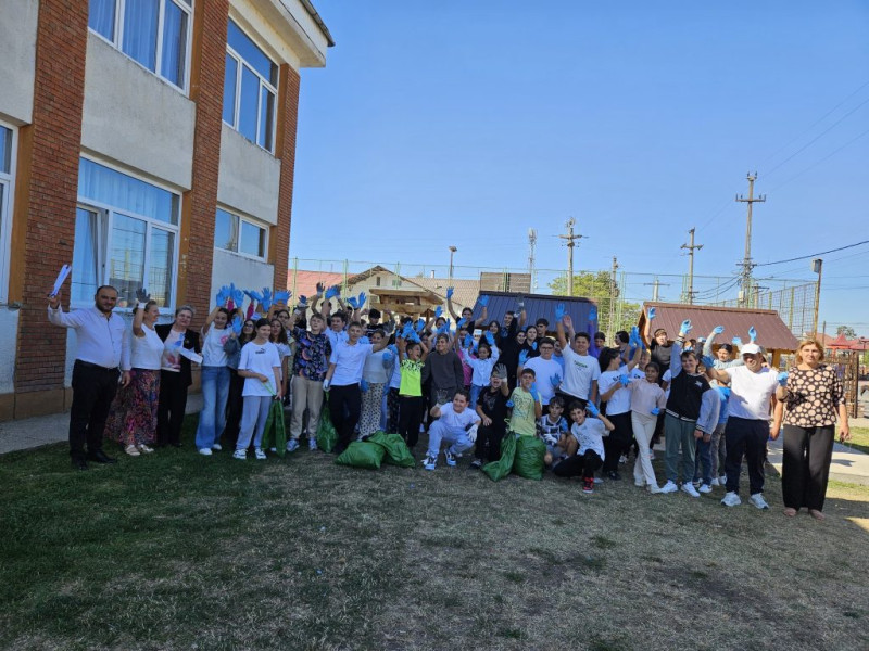 Elevii din Dobrotești au curățat zona școlii și împrejurimile în cadrul campaniei „Let’s Do It, România!”