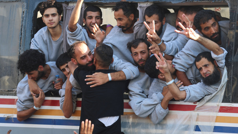 Autobuze cu deţinuţi palestinieni ajung la Khan Yunis după eliberare