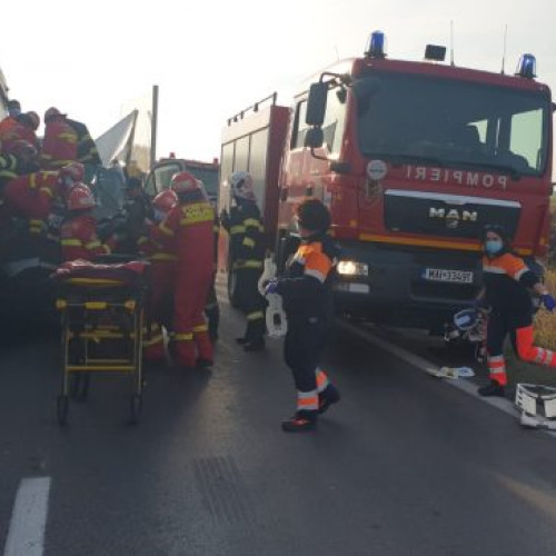 Accident mortal pe DN 6, cauzat de două TIR-uri și o autoutilitară