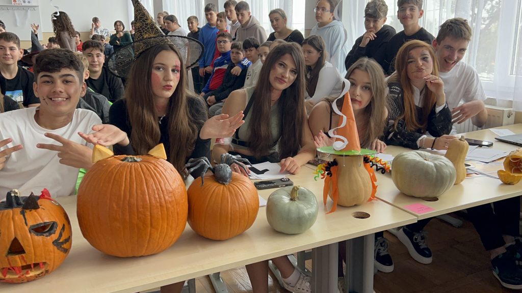 Elevii de la școala Dobrotești au sărbătorit Halloween printr-un concurs plin de imaginație