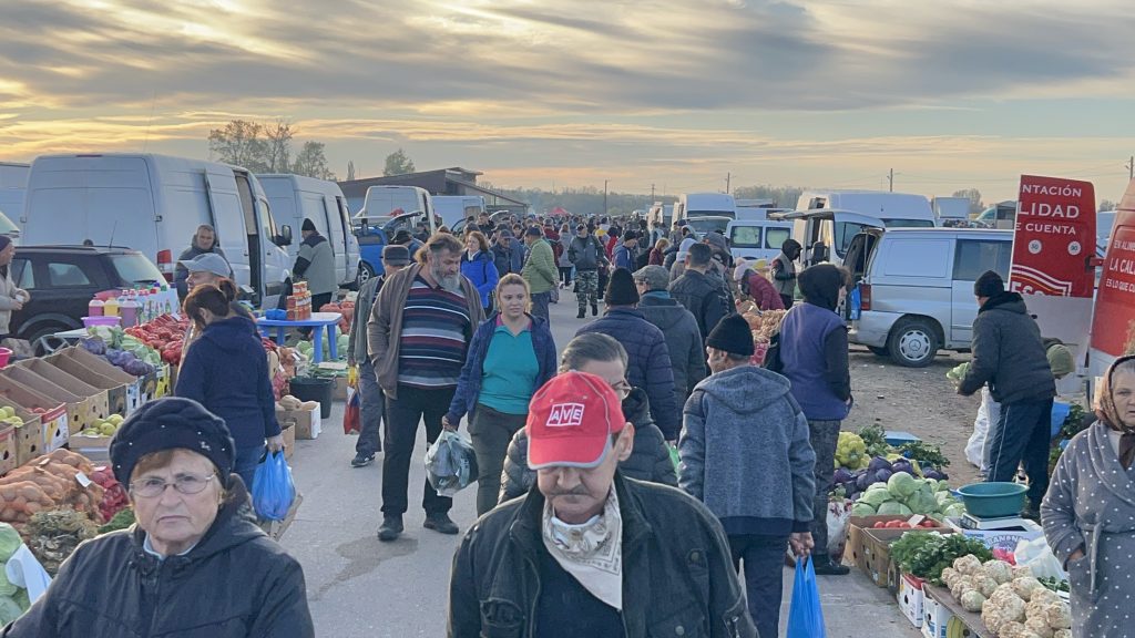 Târgul de toamnă din Orbeasca adună mulțimi de oameni printre tarabe