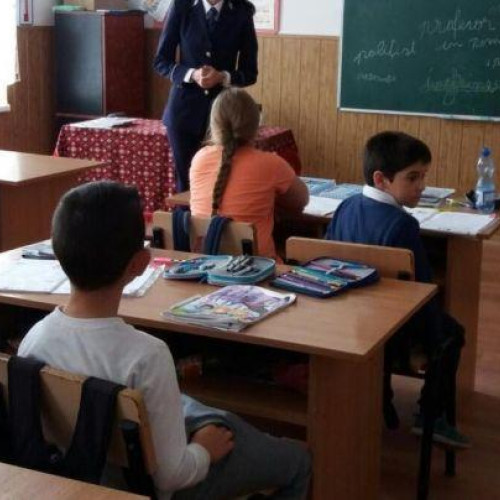 Elev agresat de profesor de religie la școala din Alexandria. Mama copilului a formulat plângere penală.