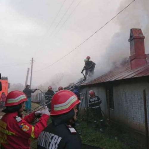 Pompierii intervin la un incendiu devastator în Tîrnava, comuna Botoroaga: Peste 50.000 de lei au fost distruse, în timp ce proprietarii erau la un pas de tragedie