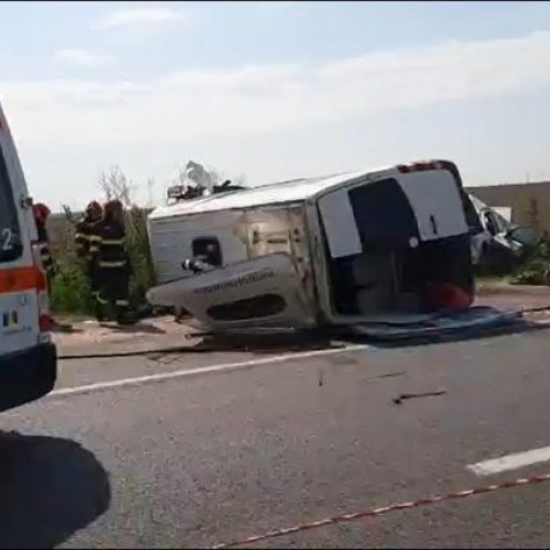 Accident grav pe DN 6 în Teleorman - Planul Roșu de Intervenție activat! 9 persoane implicate, inclusiv un minor, rănite în urma impactului dintre un microbuz și un autoturism. Trafic blocat în ambele sensuri de circulație.