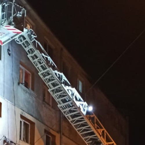 Un incendiu a izbucnit la un bloc din Alexandria - Două persoane rănite și alte trei echipaje la fața locului