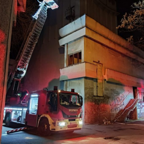 Clădirea Casei de Cultură din Turnu Măgurele devastată de flăcări. Persoană anonimă incendiază clădirea dezafectată. Echipe de pompieri mobilizate pentru a lichida incendiul. Pierderi importante. Cauza incidentului, sub anchetă.