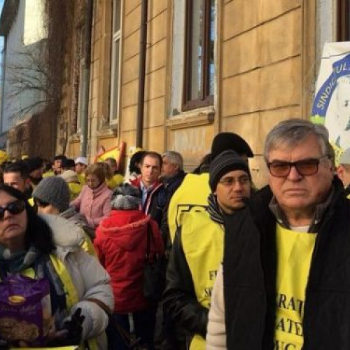 Dascălii din Teleorman protestează cu banderole tricolore la orele de curs