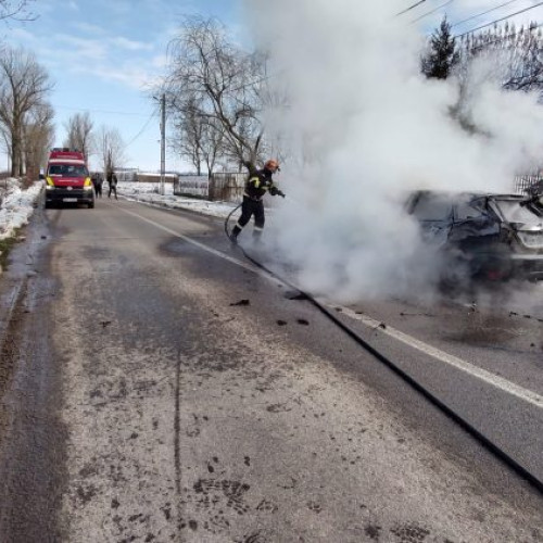 Mașină distrusă de foc în Măgura, trei persoane au scăpat nevătămate