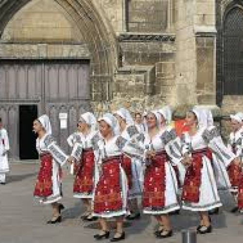 Ansamblul "Florile Burnasului" a impresionat la Festivalul de folclor de la Chambly din Franța