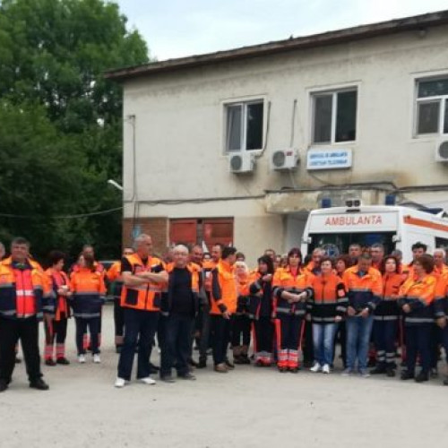 Circa 100 de angajați de la Ambulanță protestează împotriva demiterii managerului Cristian Popescu.