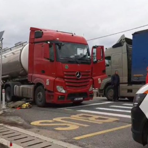 Un martor tragic - Un bărbat din Plosca mușcat de un camion pe E70, în timp ce încerca să traverseze drumul