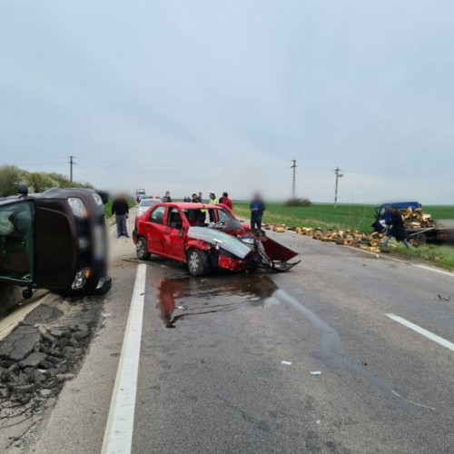 Trei autoturisme implicate în accidentul rutier pe DE 70, dintre Alexandria și Vitănești. Patru victime transportate la Spitalul Județean de Urgență. Intervenția pompierilor și a echipajelor medicale în curs