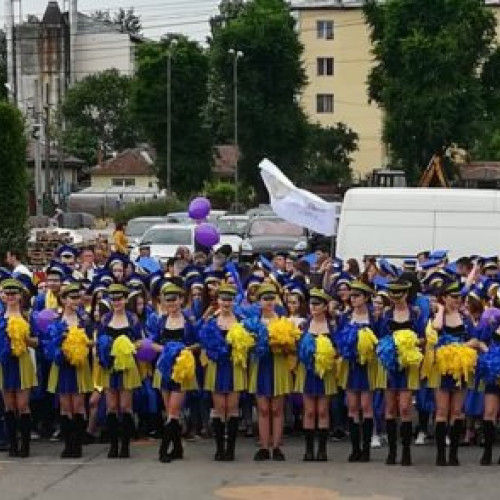 Ultimul Clopoțel pentru Absolvenții Clasele a XII a din Alexandria - Elevii Răspund "Prezent!" la Ultimul Strigat al Catalogului înainte de Festivitatea de Premiere a Șefilor de Promoție