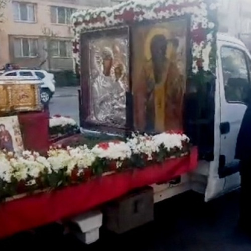 Preotii din Teleorman au folosit rugăciunea si icoanele impotriva coronavirusului, in cadrul unei procesiuni la spitalele din judet