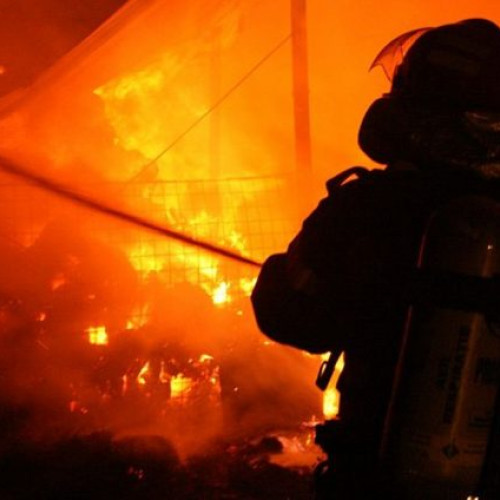 Două fetițe intoxicate și o casă distrusă de flăcări în incendiul din Lăceni, Teleorman. Locuința cuprinsă de foc a fost salvată de un vecin, iar copilele au ajuns la spital pentru îngrijiri