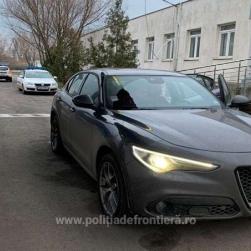 Al doilea autoturism de lux dat în urmărire internațională, descoperit la Punctul de Frontieră Turnu Măgurele. Un Alfa Romeo Stelvio în valoare de 35.000 de euro, căutat de Italia, reținut de polițiști. VIDEO inclus în știre