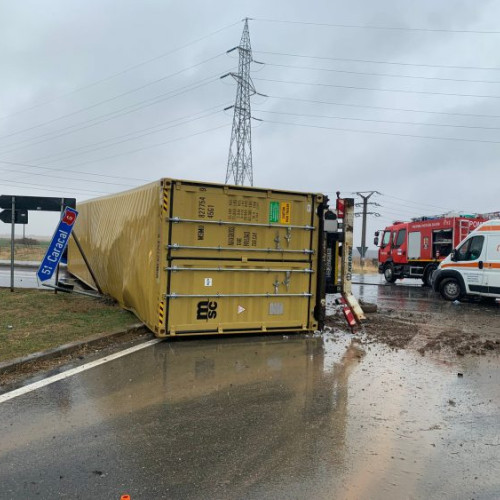 Accident rutier pe DE70 la intersecția DJ 612 A în Roșiorii de Vede - Șofer blocat în camion răsturnat la spitalul TBC [VIDEO]