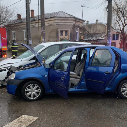 Accident rutier în Roșiorii de Vede: Două persoane rănite în urma unei coliziuni la intersecția străzilor Sfânta Vineri cu Mihai Bravu