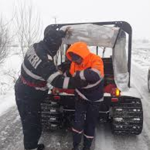 Familia blocată în zăpadă între Văcărești și Satul Vechi, salvată de pompieri. Situația monitorizată de autoritățile din Teleorman.