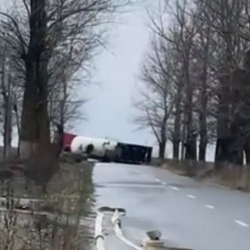 Cisternă încărcată cu 12 tone de GPL s-a răsturnat între Balaci și Tecuci: VIDEO