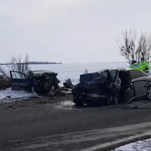 Accident fatal pe DN 52. Două decese și o persoană grav rănită, în urma coliziunii dintre trei autoturisme. Un elicopter SMURD intervine pentru a salva victima [FOTO]