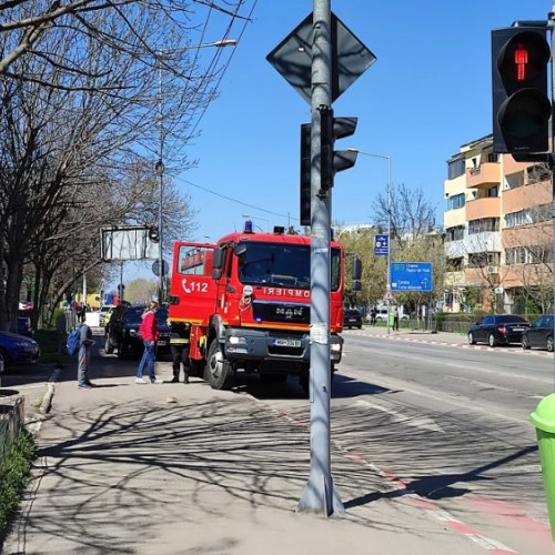 Copil de 11 ani, salvat din liftul unui bloc de pompierii din Alexandria