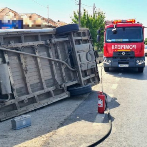 Accident rutier la Peretu: Autoutilitară răsturnată, un bărbat transportat la spital de SMURD și SAJ